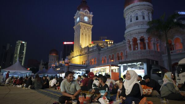 População ocupa praça central em Kuala Lumpur durante comemoração do Ramadan, principal celebração religiosa do Islã. Malásia, 7 de abril de 2024 - Sputnik Brasil