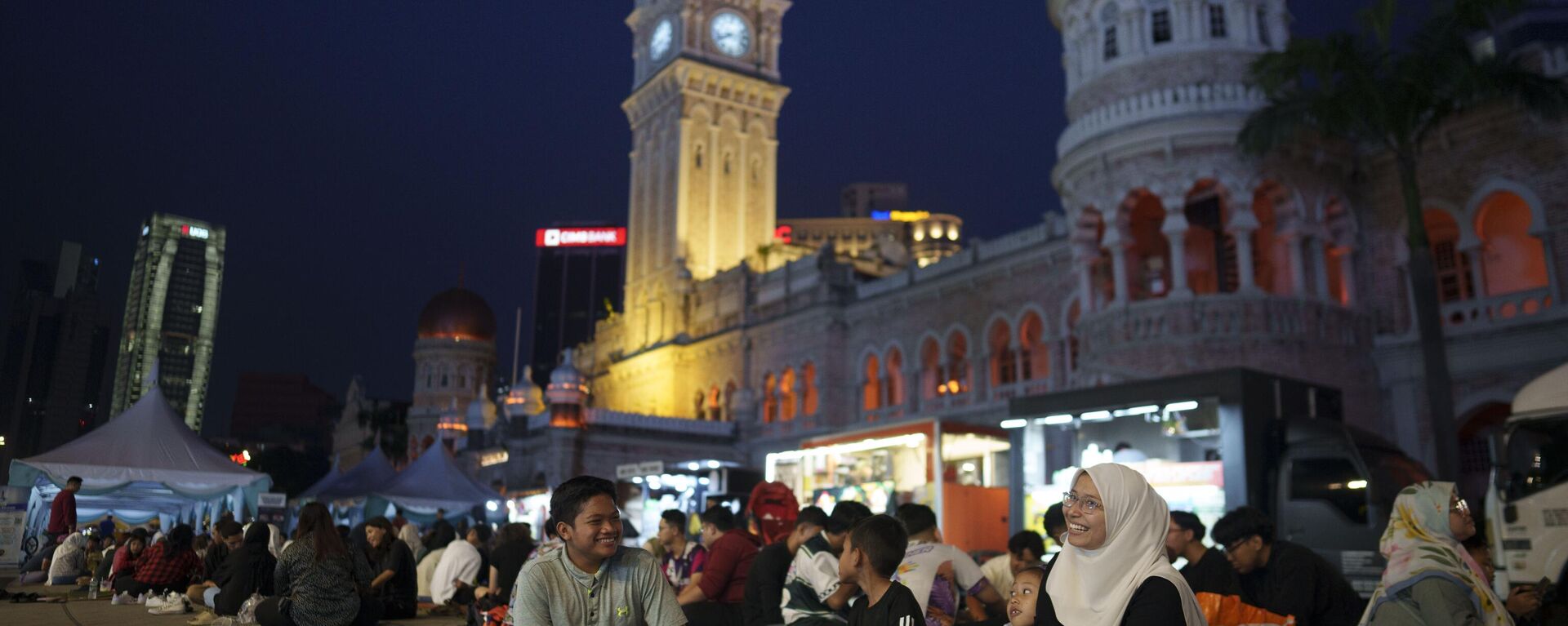 População ocupa praça central em Kuala Lumpur durante comemoração do Ramadan, principal celebração religiosa do Islã. Malásia, 7 de abril de 2024 - Sputnik Brasil, 1920, 12.08.2024