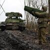 Военнослужащий ВС РФ с антидроновым ружьем у танка Т-62 2-го армейского корпуса группировки войск Юг - Sputnik Brasil