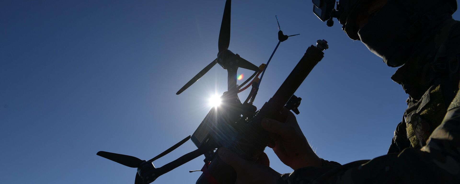 Drone kamikaze com visão de primeira pessoa (FPV, na sigla em inglês) nas mãos de um soldado russo na zona de operação militar especial - Sputnik Brasil, 1920, 31.10.2024