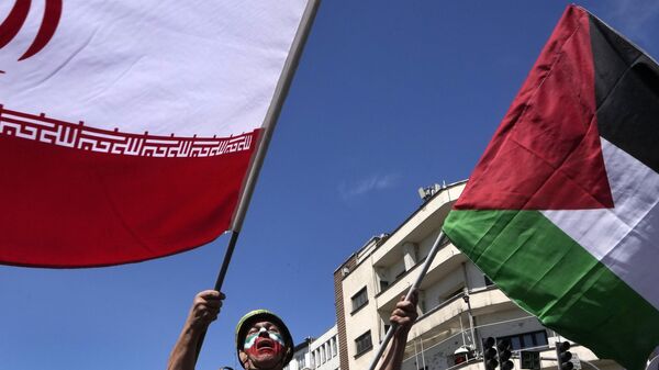 Com o rosto pintado nas cores da bandeira iraniana, um homem chora enquanto agita bandeiras iranianas e palestinas no comício anual para marcar o Dia de Quds, ou Dia de Jerusalém, em apoio aos palestinos, em Teerã. Irã, 5 de abril de 2024 - Sputnik Brasil