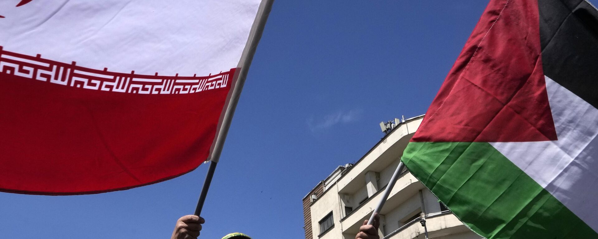 Com o rosto pintado nas cores da bandeira iraniana, um homem chora enquanto agita bandeiras iranianas e palestinas no comício anual para marcar o Dia de Quds, ou Dia de Jerusalém, em apoio aos palestinos, em Teerã. Irã, 5 de abril de 2024 - Sputnik Brasil, 1920, 13.08.2024