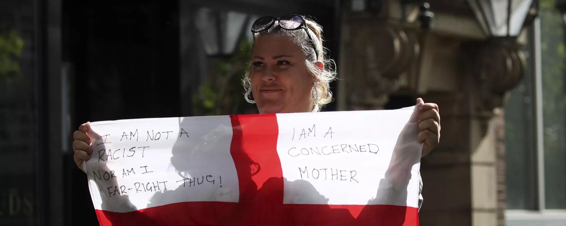 Mulher segura bandeira da Inglaterra com dizeres contra a migração no país durante protesto que gerou onda de violência. Newcastle, 10 de agosto de 2024 - Sputnik Brasil, 1920, 13.08.2024