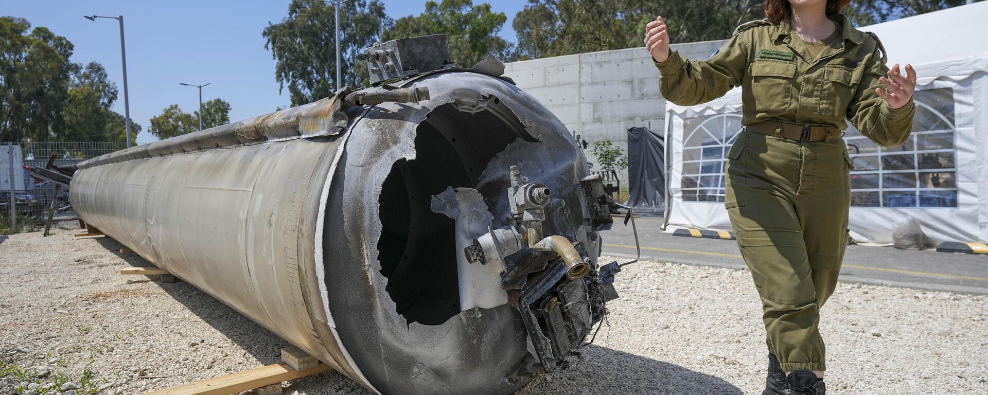 A vice-chefe militar israelense do departamento de imprensa internacional da IDF, primeira-tenente Masha Michelson, exibe à mídia um dos mísseis balísticos iranianos que Israel interceptou no fim de semana, na base militar de Julis, no sul de Israel, terça-feira, 16 de abril de 2024 - Sputnik Brasil, 1920, 14.08.2024