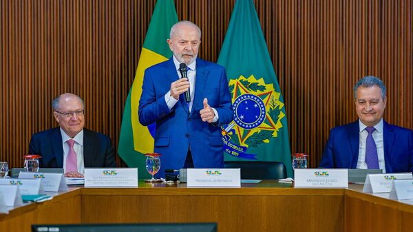 Presidente da República, Luiz Inácio Lula da Silva, durante reunião Ministerial, no Palácio do Planalto. Na foto (da esquerda para a direita): Vice-Presidente da República e Ministro do Desenvolvimento, Indústria, Comércio e Serviços, Geraldo Alckmin; Presidente da República, Luiz Inácio Lula da Silva e o Ministro-Chefe da Casa Civil, Rui Costa. Brasília, 8 de agosto de 2024 - Sputnik Brasil