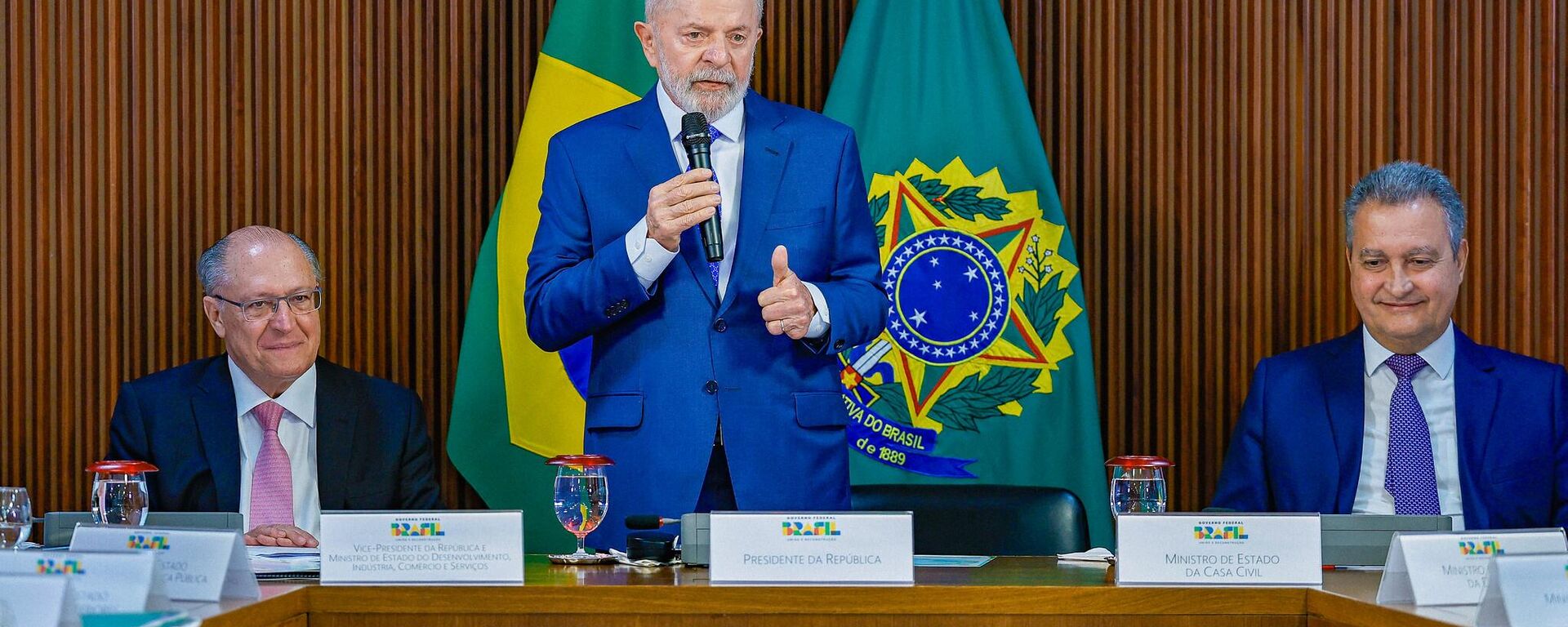 Presidente da República, Luiz Inácio Lula da Silva, durante reunião Ministerial, no Palácio do Planalto. Na foto (da esquerda para a direita): Vice-Presidente da República e Ministro do Desenvolvimento, Indústria, Comércio e Serviços, Geraldo Alckmin; Presidente da República, Luiz Inácio Lula da Silva e o Ministro-Chefe da Casa Civil, Rui Costa. Brasília, 8 de agosto de 2024 - Sputnik Brasil, 1920, 14.08.2024