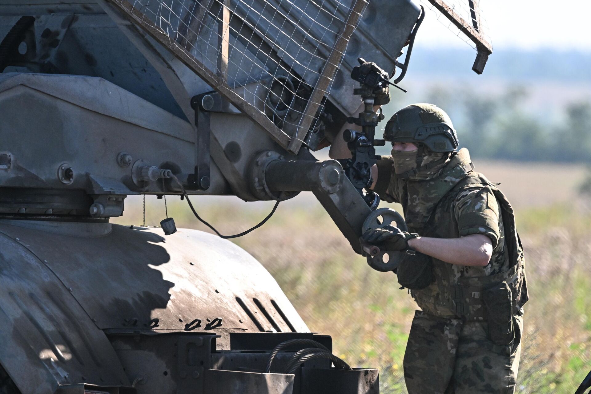 Militar das Forças Armadas russas do agrupamento de tropas Tsentr (Centro) usa lançador múltiplo de foguetes Grad durante operações de combate na área de Avdeevka, no Distrito Militar do Norte do Cáucaso, Rússia, em 9 de agosto de 2024 - Sputnik Brasil, 1920, 07.11.2024