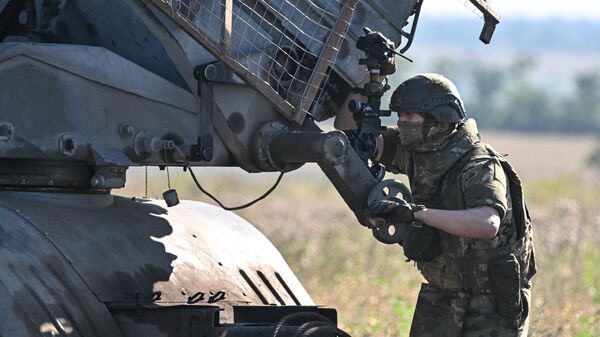 Militar das Forças Armadas russas do agrupamento de tropas Tsentr (Centro) usa lançador múltiplo de foguetes Grad durante operações de combate na área de Avdeevka, no Distrito Militar do Norte do Cáucaso, Rússia, em 9 de agosto de 2024 - Sputnik Brasil