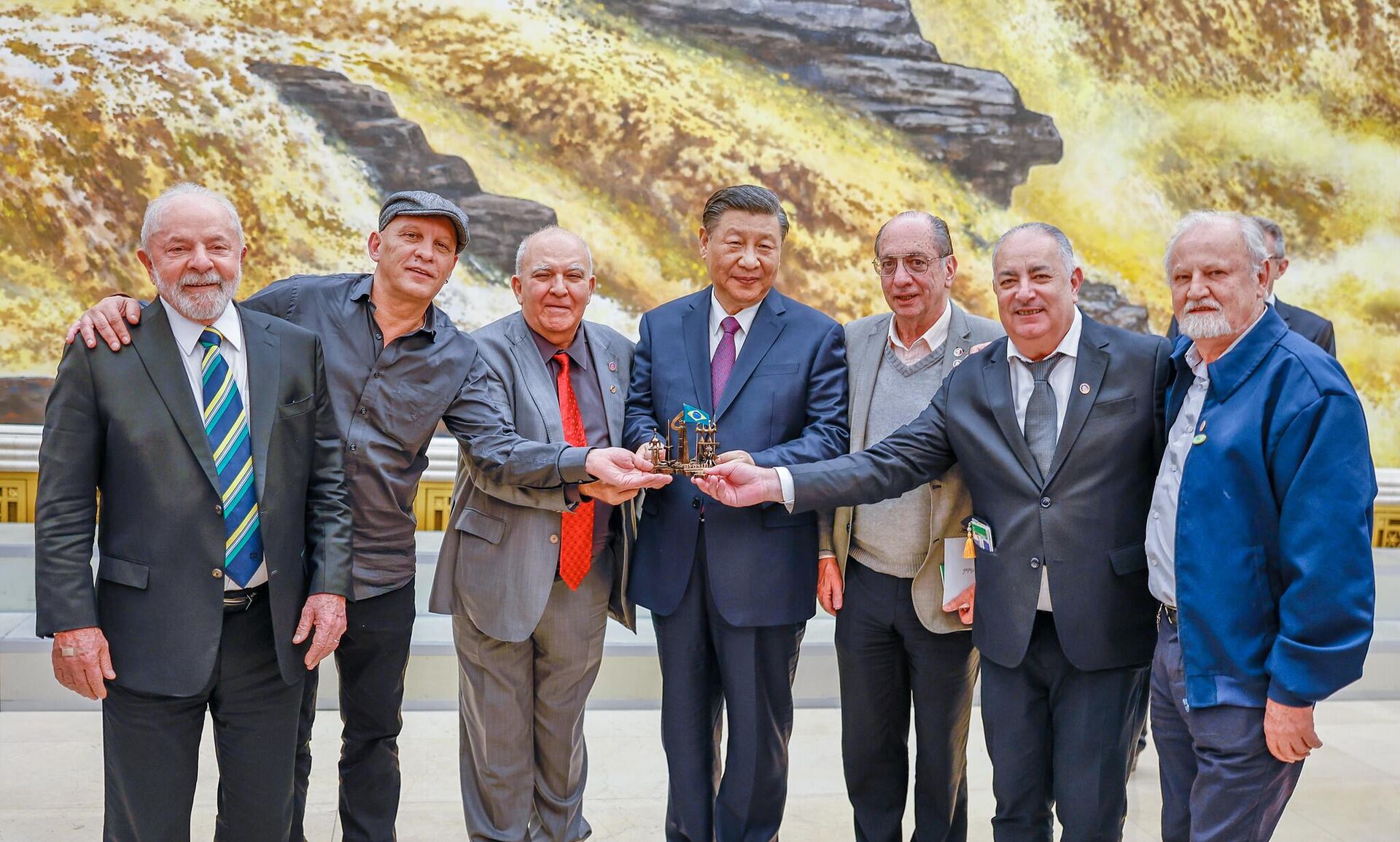 Presidente da República, Luiz Inácio Lula da Silva, presidente da República Popular da China, Xi Jinping e integrantes da delegação brasileira em Cerimônia Oficial de Recepção, no Grande Palácio do Povo, 14 de abril de 2023
 - Sputnik Brasil, 1920, 15.08.2024