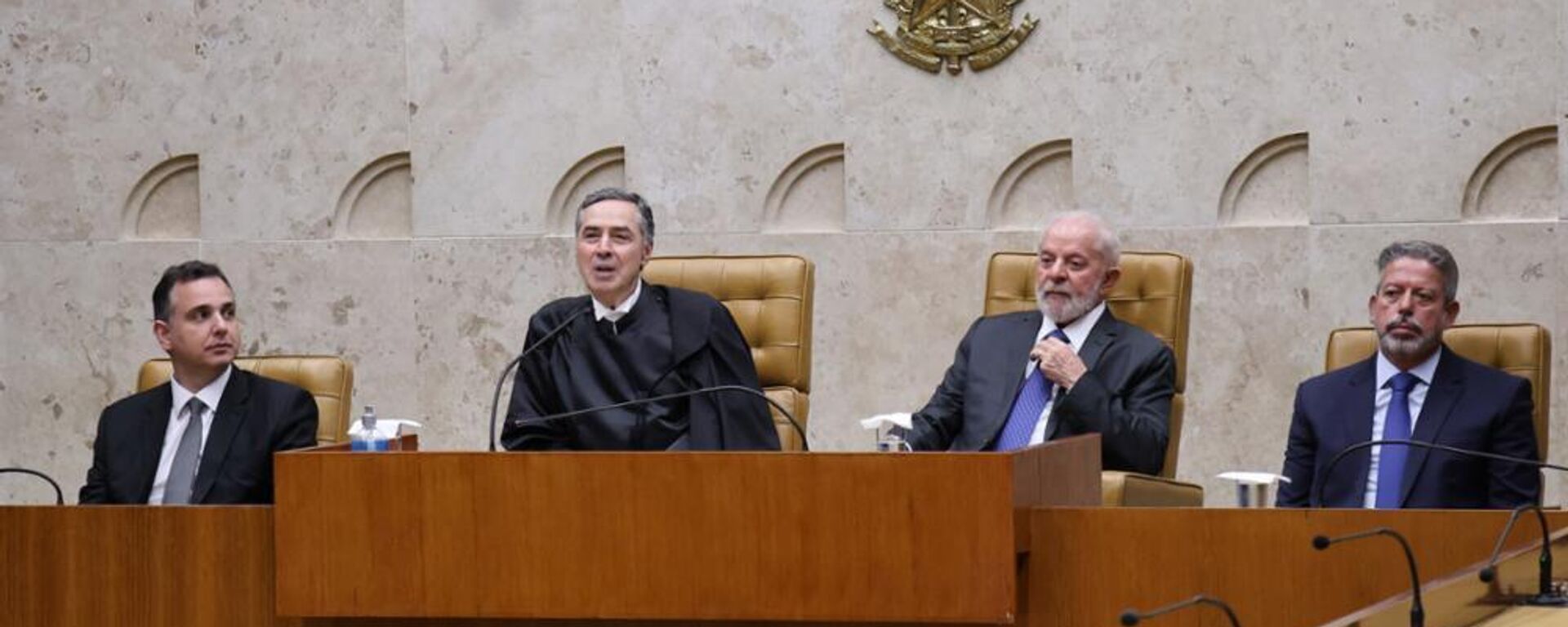 O presidente do Senado, Rodrigo Pacheco; o presidente do Supremo Tribunal Federal, Luís Roberto Barroso; o presidente do país, Luiz Inácio Lula da Silva; e o presidente da Câmara dos Deputados, Arthur Lira, na posse de Flávio Dino como ministro do STF - Sputnik Brasil, 1920, 20.08.2024