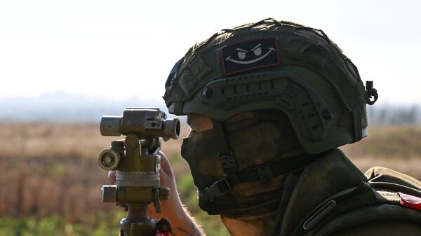 Militar das Forças Armadas da Rússia responsável por lançador múltiplo de foguetes Grad do agrupamento de tropas Tsentr (Centro) durante operações de combate na área de Avdeevka, foto publicada em 9 de agosto de 2024 - Sputnik Brasil