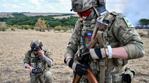 Soldados russos da unidade de forças especiais Rys (Lynx) do Corpo Expedicionário de Assalto Voluntário Russo são vistos em uma posição durante a operação militar da Rússia na Ucrânia, em um local não revelado, Rússia, 15 de agosto de 2024 - Sputnik Brasil