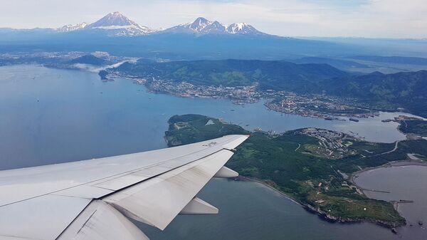 Vista de um avião pousando no aeroporto Yelizovo em Petropavlovsk-Kamchatsky, em 27 de julho de 2017 - Sputnik Brasil