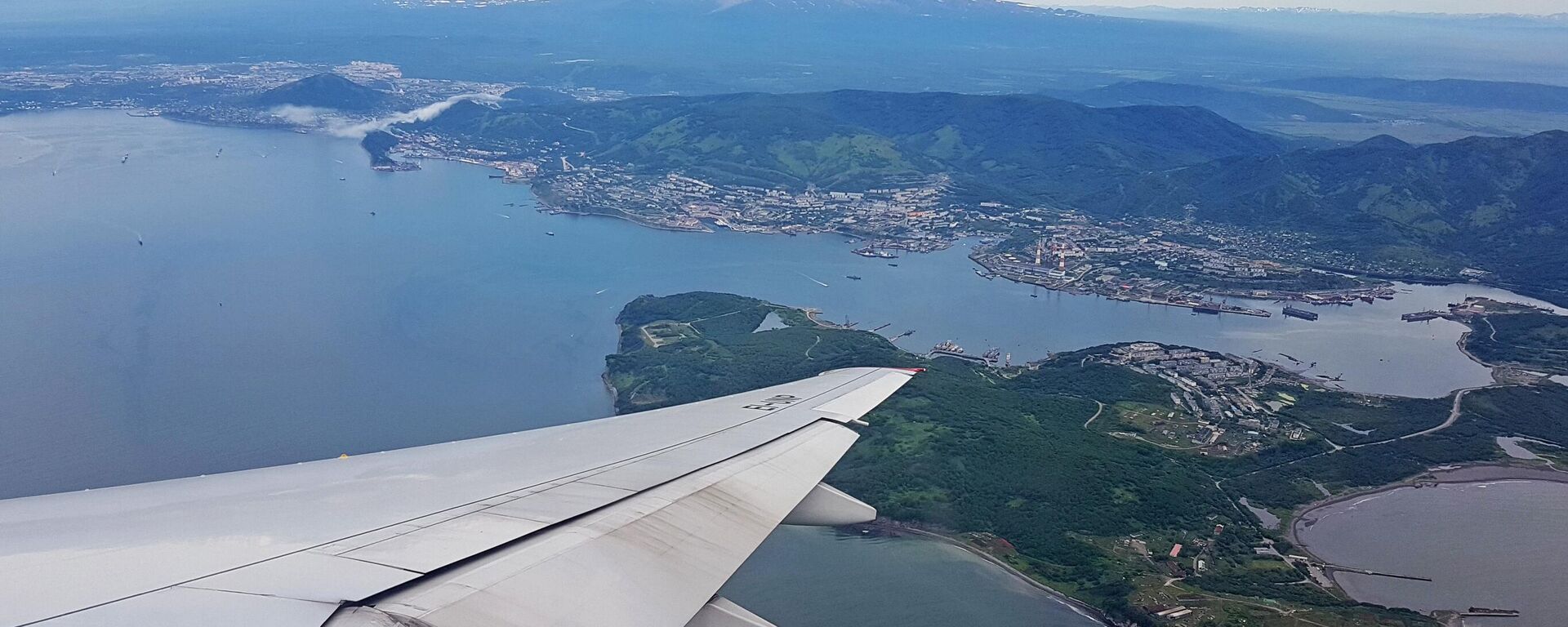Vista de um avião pousando no aeroporto Yelizovo em Petropavlovsk-Kamchatsky, em 27 de julho de 2017 - Sputnik Brasil, 1920, 29.07.2025