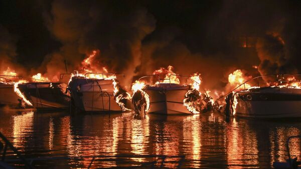 Barcos estão pegando fogo em Medulin, Croácia, na madrugada de quarta-feira, 15 de maio de 2024 - Sputnik Brasil