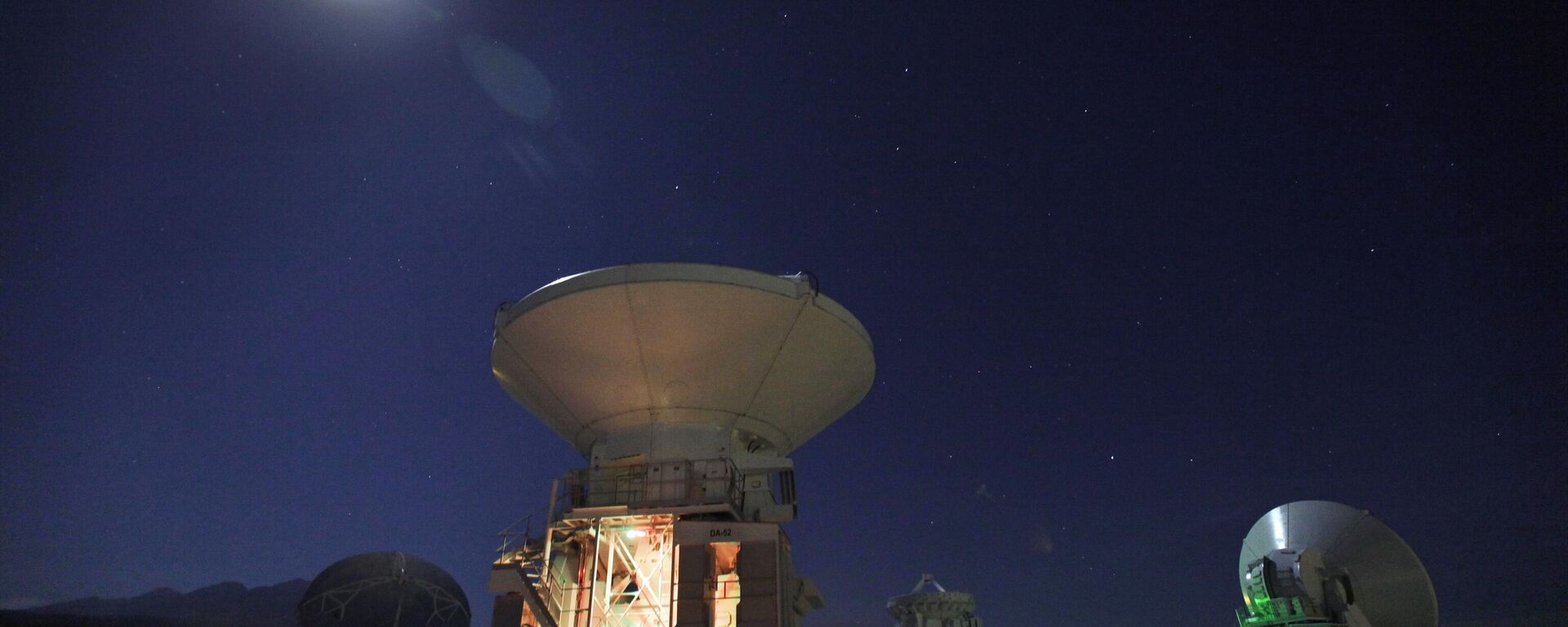 A Lua brilha sobre antenas de rádio na instalação de suporte de operações de um dos maiores projetos de astronomia do mundo, o Atacama Large Millimeter/submillimeter Array (ALMA), no deserto do Atacama, no norte do Chile, 26 de setembro de 2012 - Sputnik Brasil, 1920, 18.08.2024