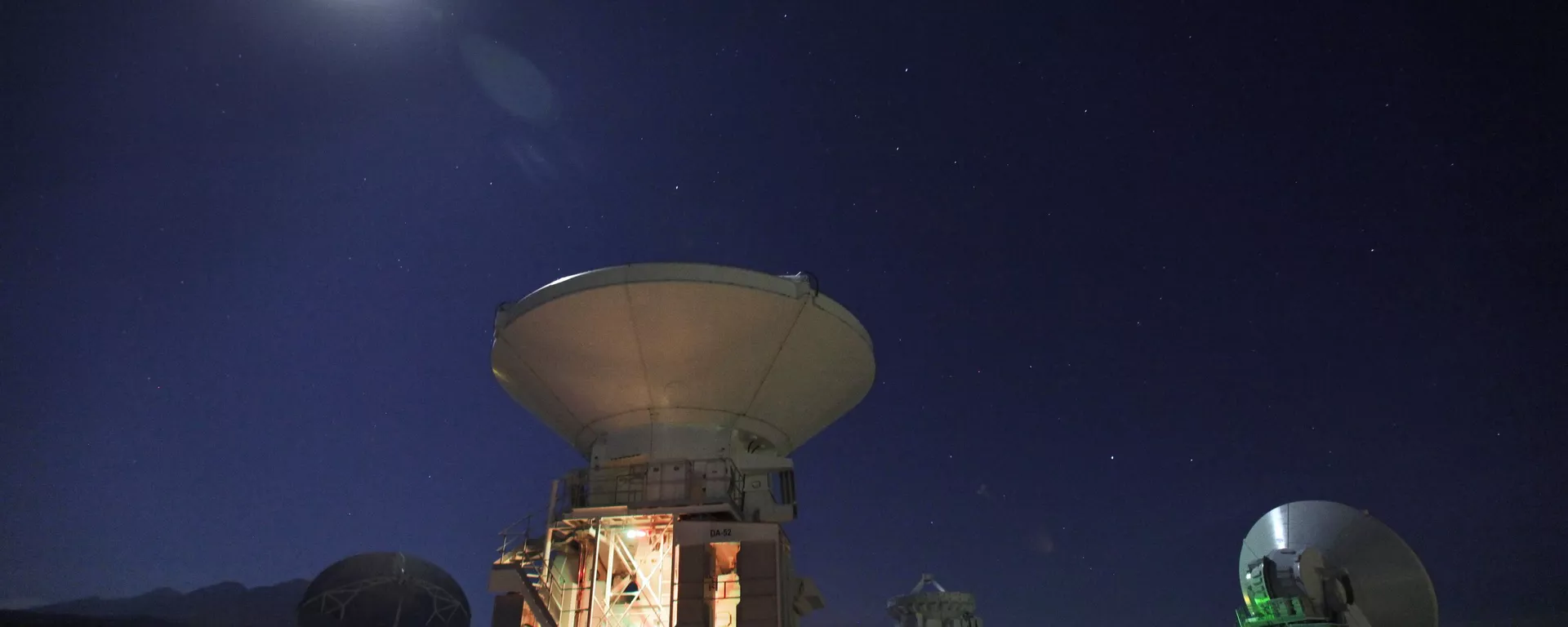 A Lua brilha sobre antenas de rádio na instalação de suporte de operações de um dos maiores projetos de astronomia do mundo, o Atacama Large Millimeter/submillimeter Array (ALMA), no deserto do Atacama, no norte do Chile, 26 de setembro de 2012 - Sputnik Brasil, 1920, 18.08.2024