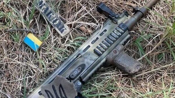 Fuzil automático americano FN SCAR apreendido do local de eliminação de um grupo de sabotagem ucraniano perto do vilarejo de Kremyanoe, região de Kursk, Rússia, foto publicada em 16 de agosto de 2024 - Sputnik Brasil