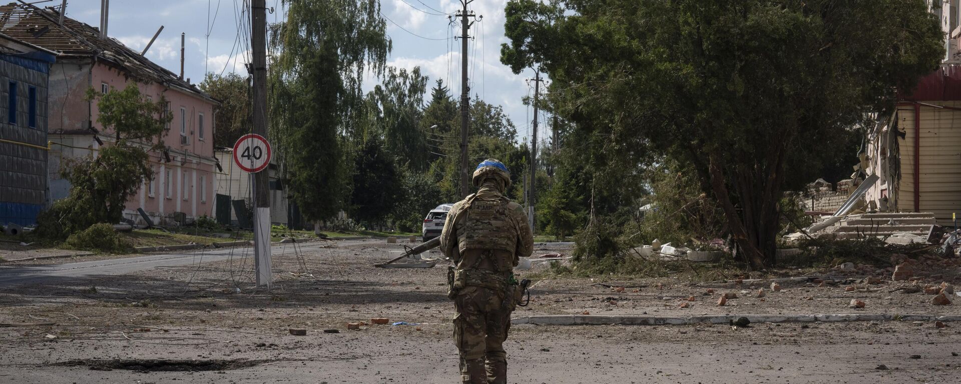 Um soldado ucraniano passando pelo centro da cidade de Sudzha, região de Kursk, Rússia, 16 de agosto de 2024. - Sputnik Brasil, 1920, 19.08.2024