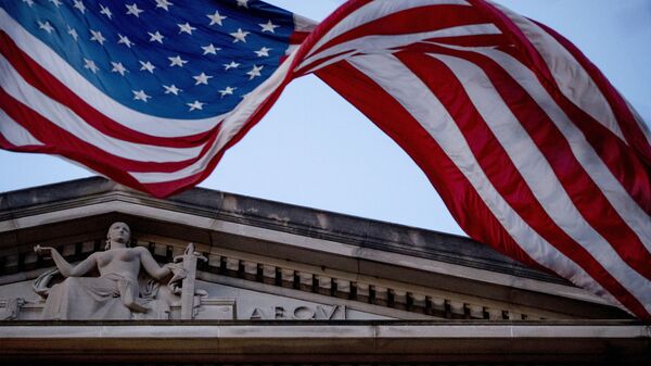 A bandeira norte-americana tremula do lado de fora do Departamento de Justiça em Washington, 22 de março de 2019 - Sputnik Brasil