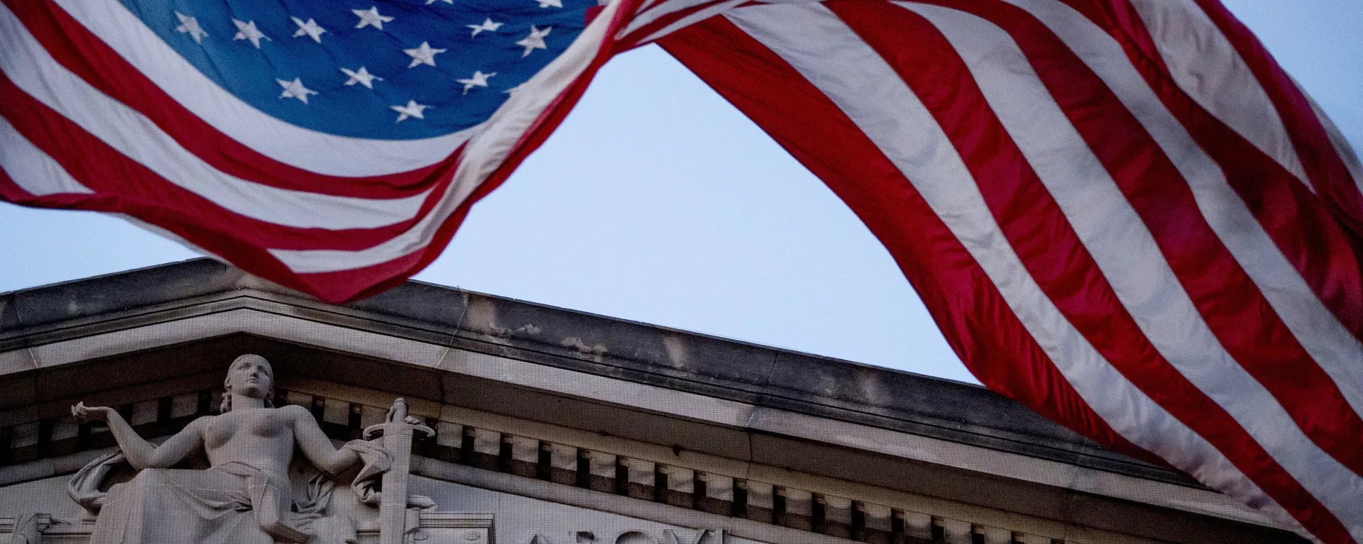 A bandeira norte-americana tremula do lado de fora do Departamento de Justiça em Washington, 22 de março de 2019 - Sputnik Brasil, 1920, 05.12.2024