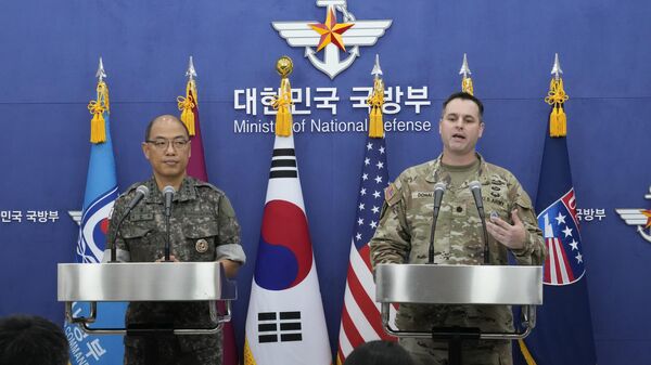 Coronel Lee Sung-jun, diretor de assuntos públicos do Estado-Maior Conjunto da Coreia do Sul (JCS, na sigla em inglês), à esquerda; e coronel Ryan Donald, diretor de assuntos públicos do CFC/UNC/USFK, à direita, participam de coletiva de imprensa sobre os exercícios Ulchi Freedom Shield (UFS, na sigla em inglês) no Ministério da Defesa em Seul, Coreia do Sul, 12 de agosto de 2024 - Sputnik Brasil