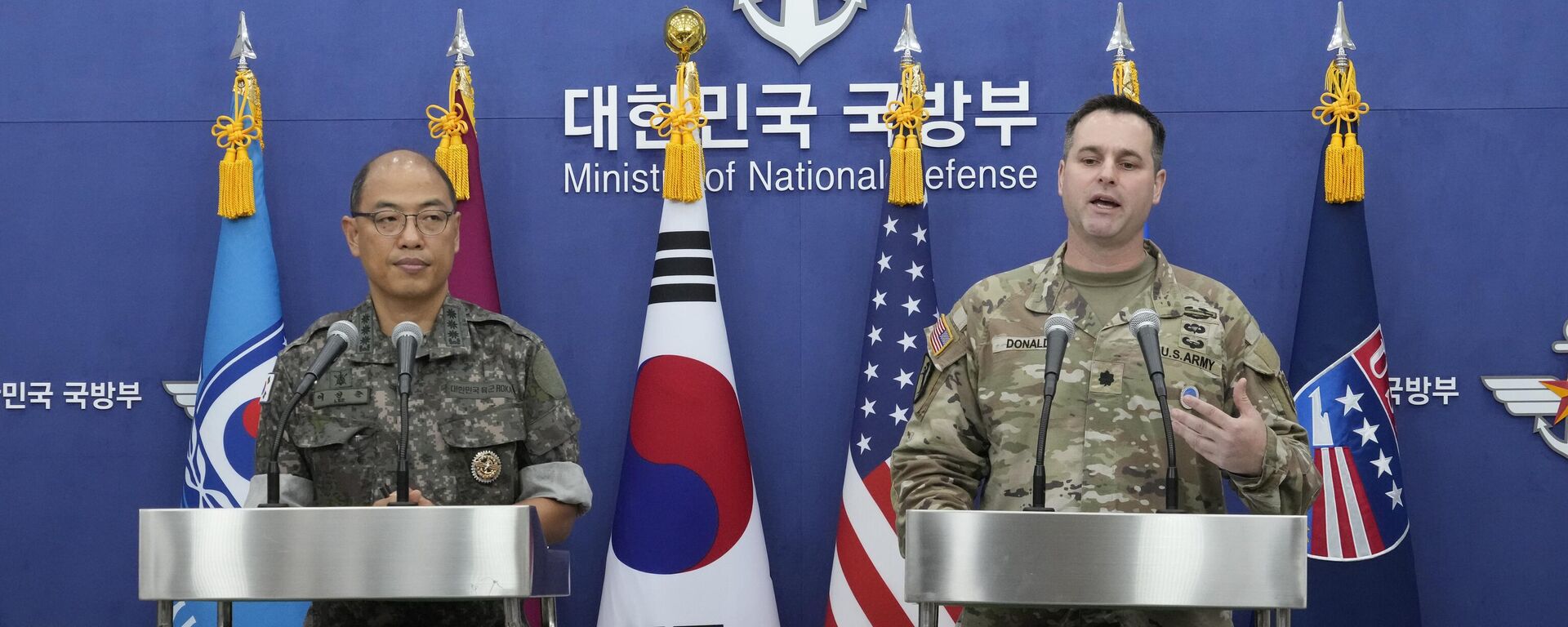 Coronel Lee Sung-jun, diretor de assuntos públicos do Estado-Maior Conjunto da Coreia do Sul (JCS, na sigla em inglês), à esquerda; e coronel Ryan Donald, diretor de assuntos públicos do CFC/UNC/USFK, à direita, participam de coletiva de imprensa sobre os exercícios Ulchi Freedom Shield (UFS, na sigla em inglês) no Ministério da Defesa em Seul, Coreia do Sul, 12 de agosto de 2024 - Sputnik Brasil, 1920, 19.08.2024