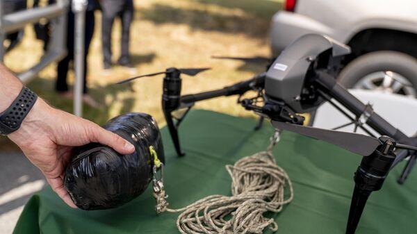 Patrulha de Fronteira dos Estados Unidos exibe exemplo de drone de um traficante de drogas equipado com um pacote que pode ser lançado pela da fronteira, em 15 de junho de 2023 - Sputnik Brasil