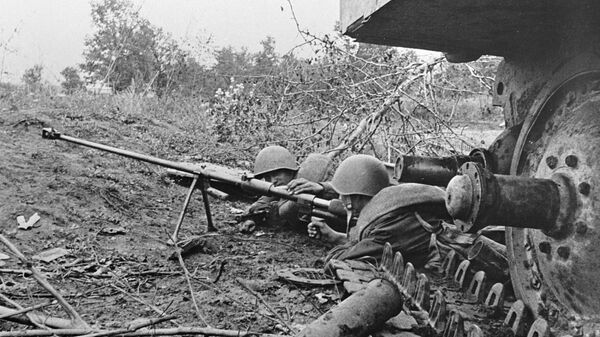 Soldados soviéticos armados com um rifle antitanque repelem um ataque de tanque nazista durante a Batalha de Kursk em 1943 - Sputnik Brasil