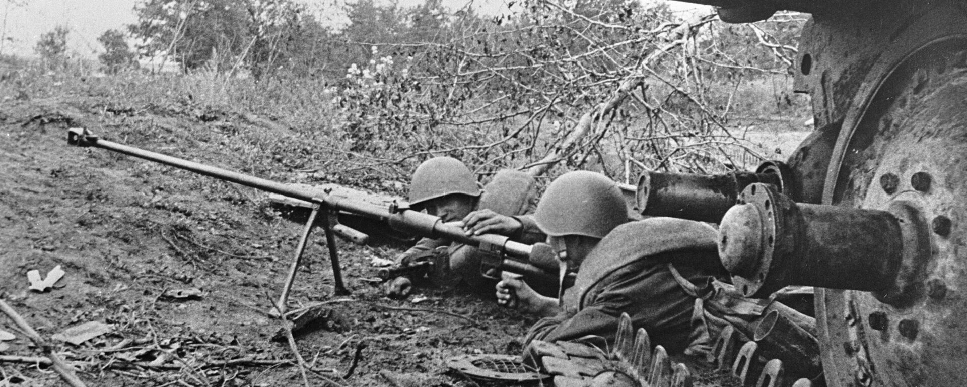 Soldados soviéticos armados com um rifle antitanque repelem um ataque de tanque nazista durante a Batalha de Kursk em 1943 - Sputnik Brasil, 1920, 20.08.2024