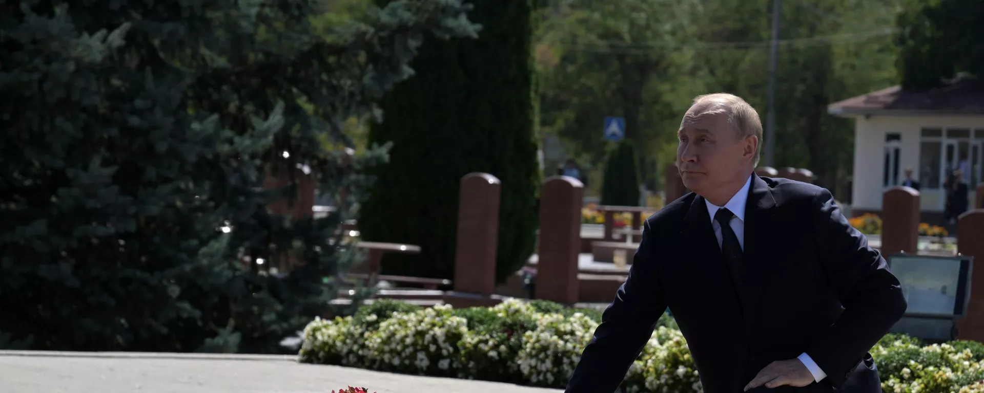 Presidente russo Vladimir Putin durante uma cerimônia de colocação de flores no Cemitério Memorial Gorod Angelov (Cidade dos Anjos), 20 de agosto de 2024. - Sputnik Brasil, 1920, 20.08.2024