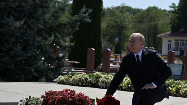 Presidente russo Vladimir Putin durante uma cerimônia de colocação de flores no Cemitério Memorial Gorod Angelov (Cidade dos Anjos), 20 de agosto de 2024. - Sputnik Brasil