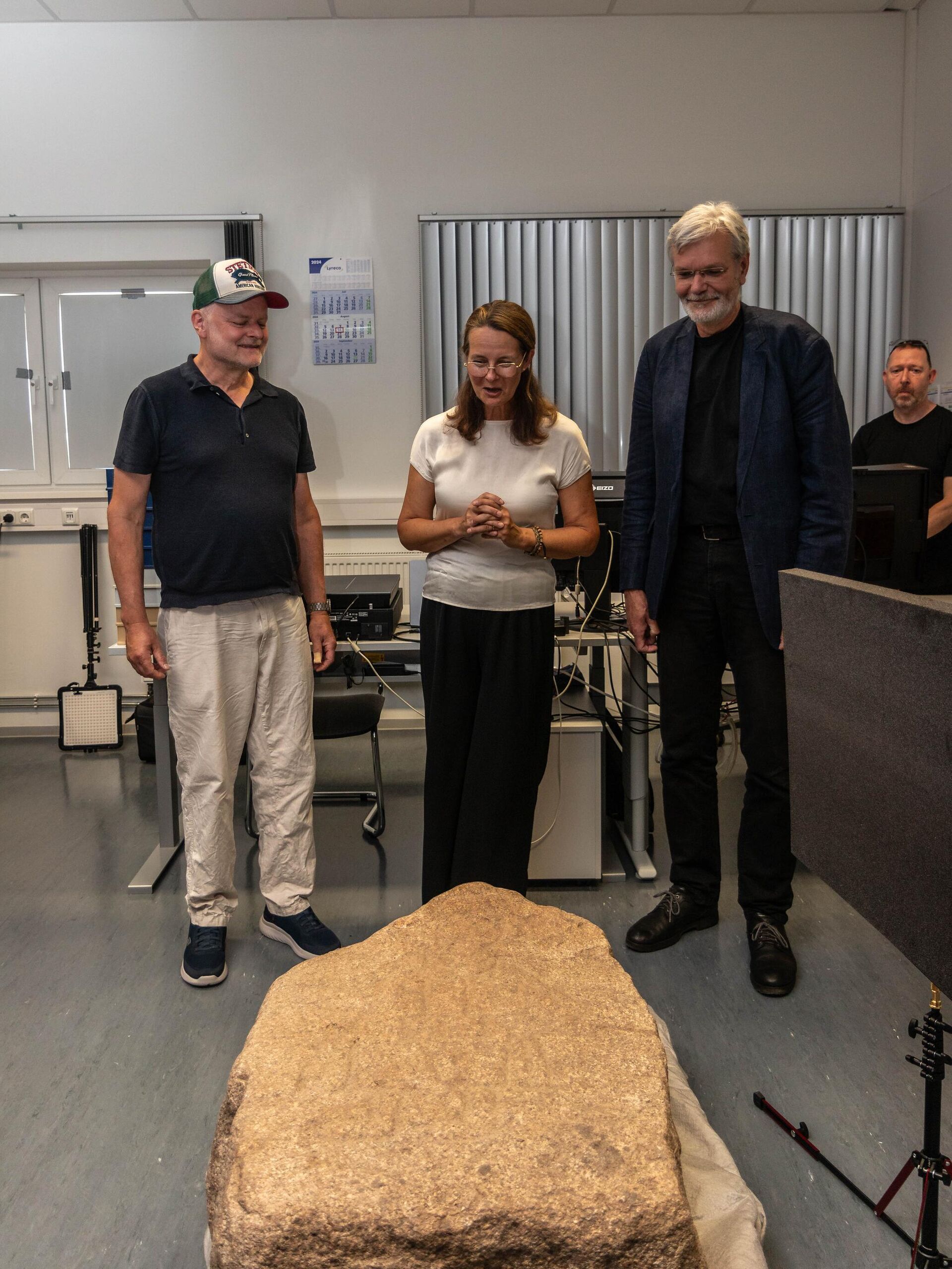 O descobridor da pedra Peter Wittenberg (E), ministra da Cultura, Bettina Martin e arqueólogo estadual dr. Detlef Jantzen apresentando a pedra de imagem eslava - Sputnik Brasil, 1920, 20.08.2024