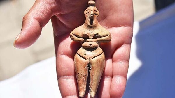Estatueta feminina de 8.000 anos é encontrada em Ulucak Hoyuk, na Turquia - Sputnik Brasil