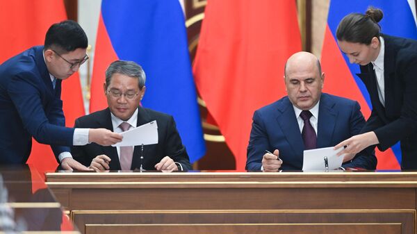 Li Qiang, premiê chinês, e Mikhail Mishustin, primeiro-ministro russo, participam de uma cerimônia de assinatura após a 29ª reunião regular entre chefes de governo chineses e russos em Moscou. Rússia, 21 de agosto de 2024 - Sputnik Brasil