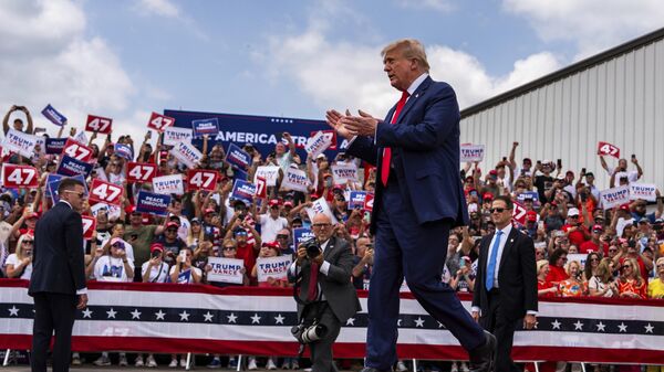 Ex-presidente Donald Trump (2017–2021), candidato republicano à presidência, durante comício de campanha no Museu de Aviação da Carolina do Norte, em Asheboro. Carolina do Norte, EUA, 21 de agosto de 2024 - Sputnik Brasil