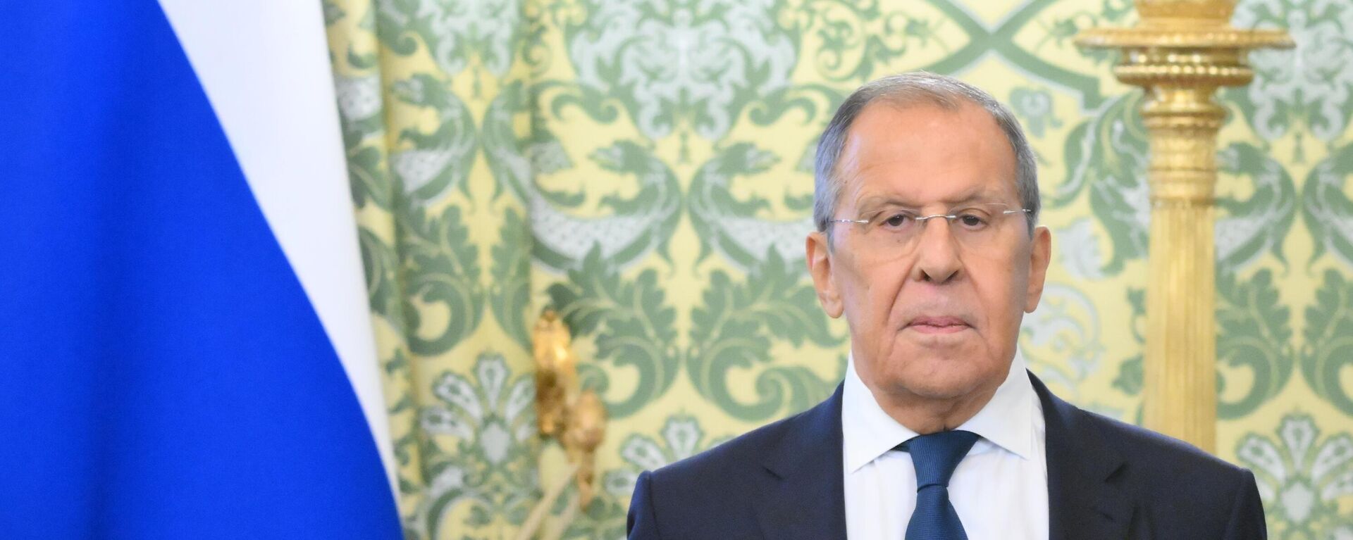 O ministro das Relações Exteriores da Rússia, Sergei Lavrov, espera antes de uma reunião do presidente russo, Vladimir Putin, com o ministro da Defesa e presidente eleito da Indonésia, Prabowo Subianto, no Kremlin, em Moscou. Rússia, 31 de julho de 2024 - Sputnik Brasil, 1920, 23.08.2024