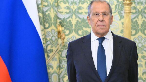 O ministro das Relações Exteriores da Rússia, Sergei Lavrov, espera antes de uma reunião do presidente russo, Vladimir Putin, com o ministro da Defesa e presidente eleito da Indonésia, Prabowo Subianto, no Kremlin, em Moscou. Rússia, 31 de julho de 2024 - Sputnik Brasil