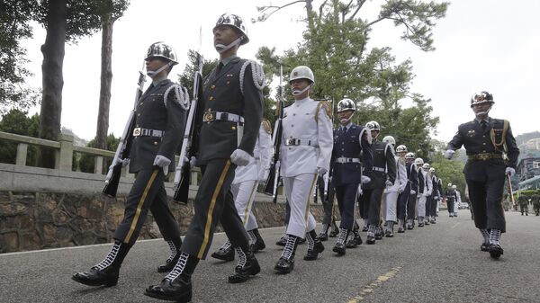 Membros da guarda de honra taiwanesa caminham durante cerimônia em comemoração ao 66º aniversário do ataque na ilha de Kinmen, Taiwan. China, 23 de agosto de 2024 - Sputnik Brasil