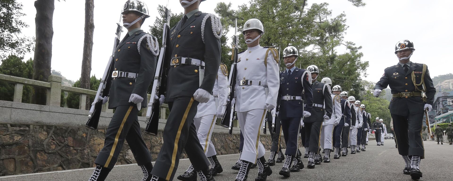 Membros da guarda de honra taiwanesa caminham durante cerimônia em comemoração ao 66º aniversário do ataque na ilha de Kinmen, Taiwan. China, 23 de agosto de 2024 - Sputnik Brasil, 1920, 23.08.2024