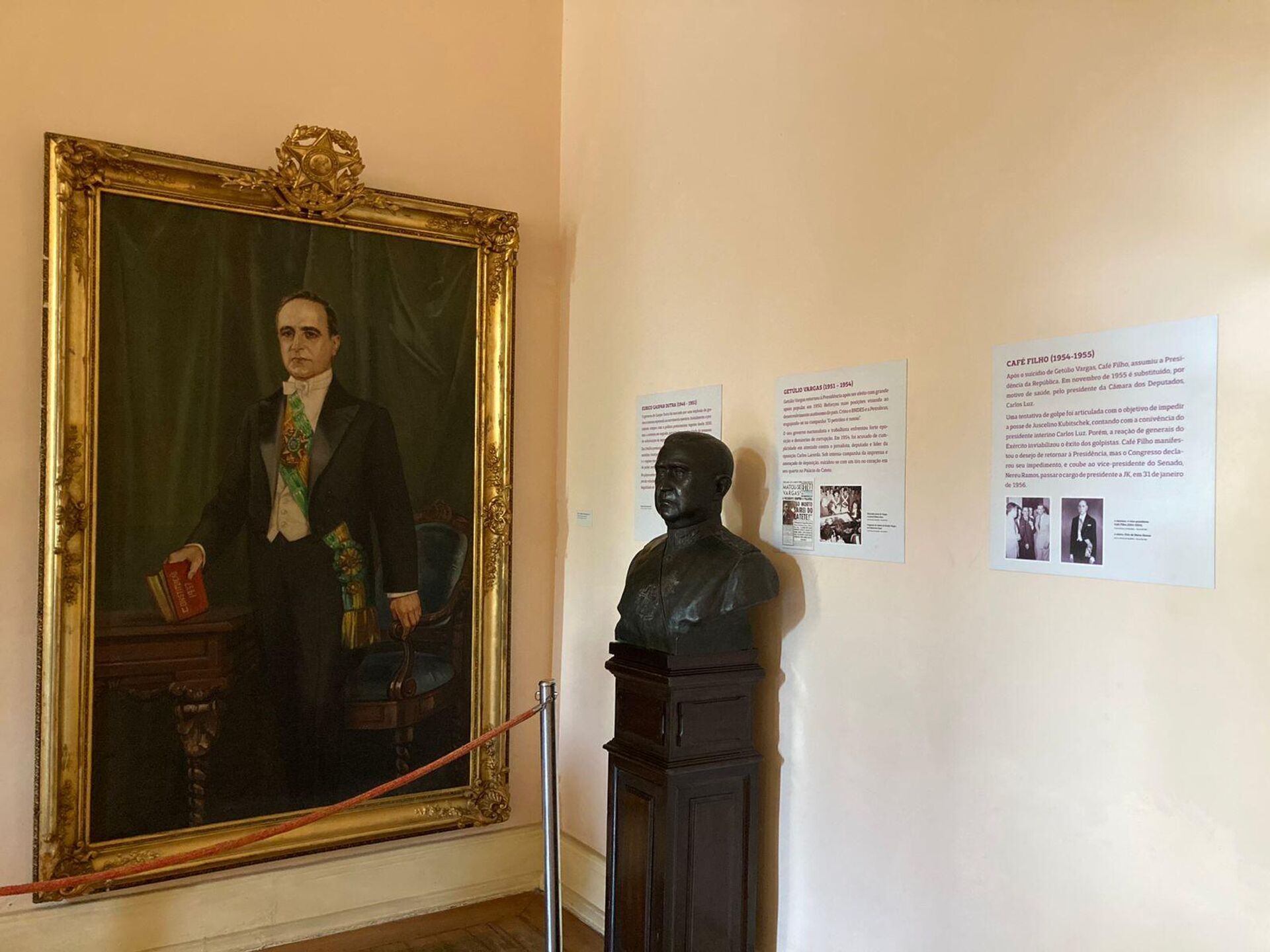 Quadro e busto do ex-presidente Getúlio Vargas, parte do acervo do Museu da República, no Rio de Janeiro. O local foi sede da Presidência da República até 1960, quando foi transformado em museu.  - Sputnik Brasil, 1920, 23.08.2024