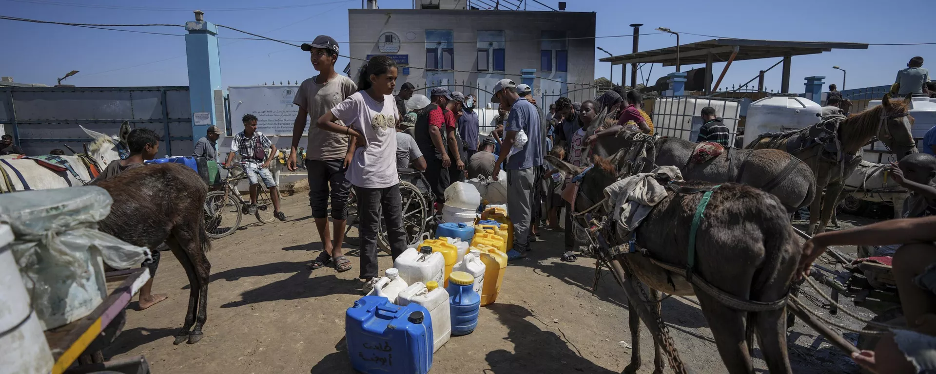 Palestinos deslocados fazem fila para coletar água, em Deir al Balah, centro da Faixa de Gaza, 23 de agosto de 2024 - Sputnik Brasil, 1920, 24.08.2024