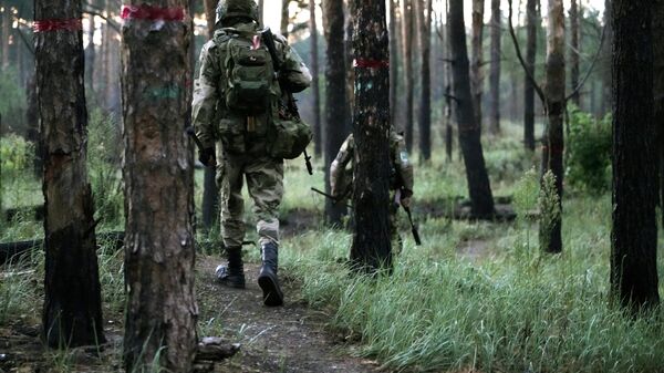 Soldados do pelotão de engenheiros-sapadores da 116ª Brigada de Operações especiais da Guarda Nacional da Rússia na zona da operação militar especial russa, foto publicada em 8 de agosto de 2024 - Sputnik Brasil