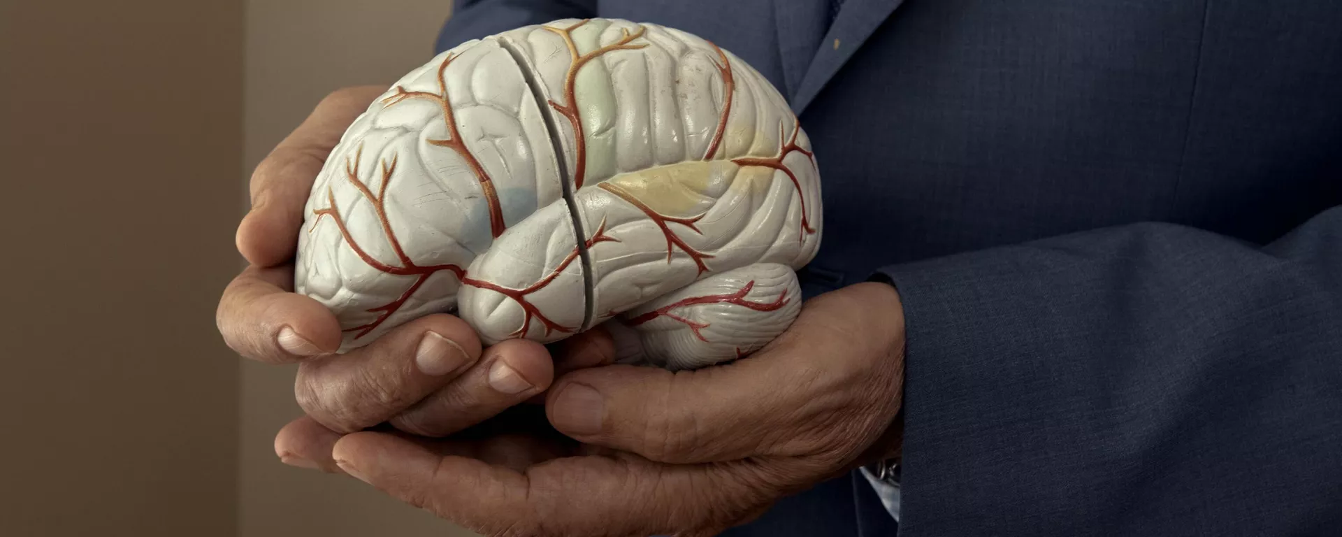 Dr. Fernando Taveras, psiquiatra e especialista hispânico em saúde mental da Clínica de Cuidados Comunitários SOMOS, segura um modelo de cérebro enquanto posa para um retrato em Nova York, 3 de julho de 2024 - Sputnik Brasil, 1920, 24.08.2024