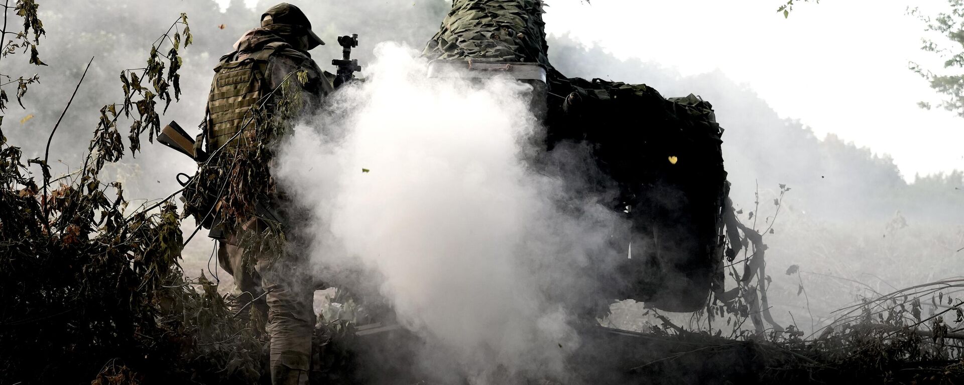 Artilheiros da 116ª Brigada de Operações Especiais da Guarda Nacional da Rússia disparam contra fortaleza das Forças Armadas da Ucrânia na zona da operação militar especial russa, foto publicada em 8 de agosto de 2024 - Sputnik Brasil, 1920, 29.08.2024