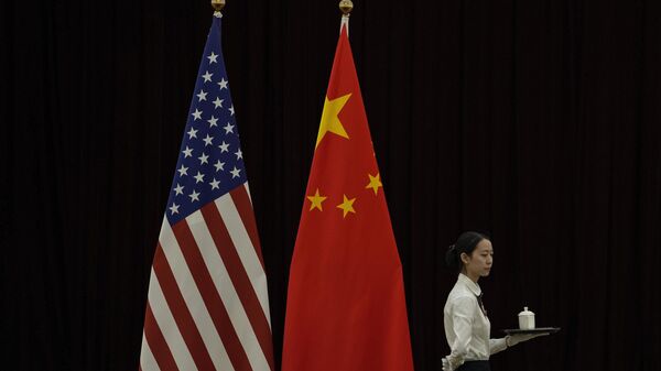 Bandeiras nacionais dos EUA e da China antes da reunião bilateral entre Janet Yellen, secretária do Tesouro dos EUA, e He Lifeng, vice-primeiro-ministro chinês, na Casa de Hóspedes Guangdong Zhudao, província de Guangdong, China, 6 de abril de 2024 - Sputnik Brasil