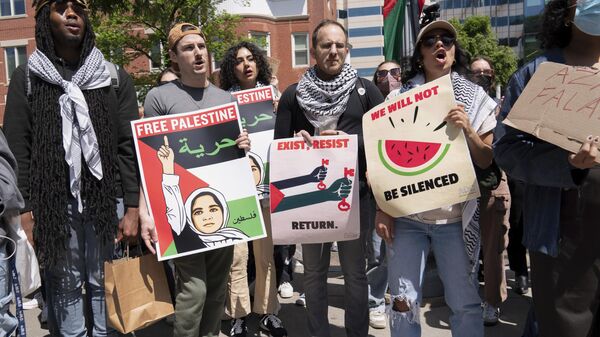 Estudantes da Universidade George Washington protestam nas ruas após a polícia fechar a praça estudantil durante um protesto pró-palestino sobre a guerra entre Israel e Hamas, 26 de abril de 2024 - Sputnik Brasil