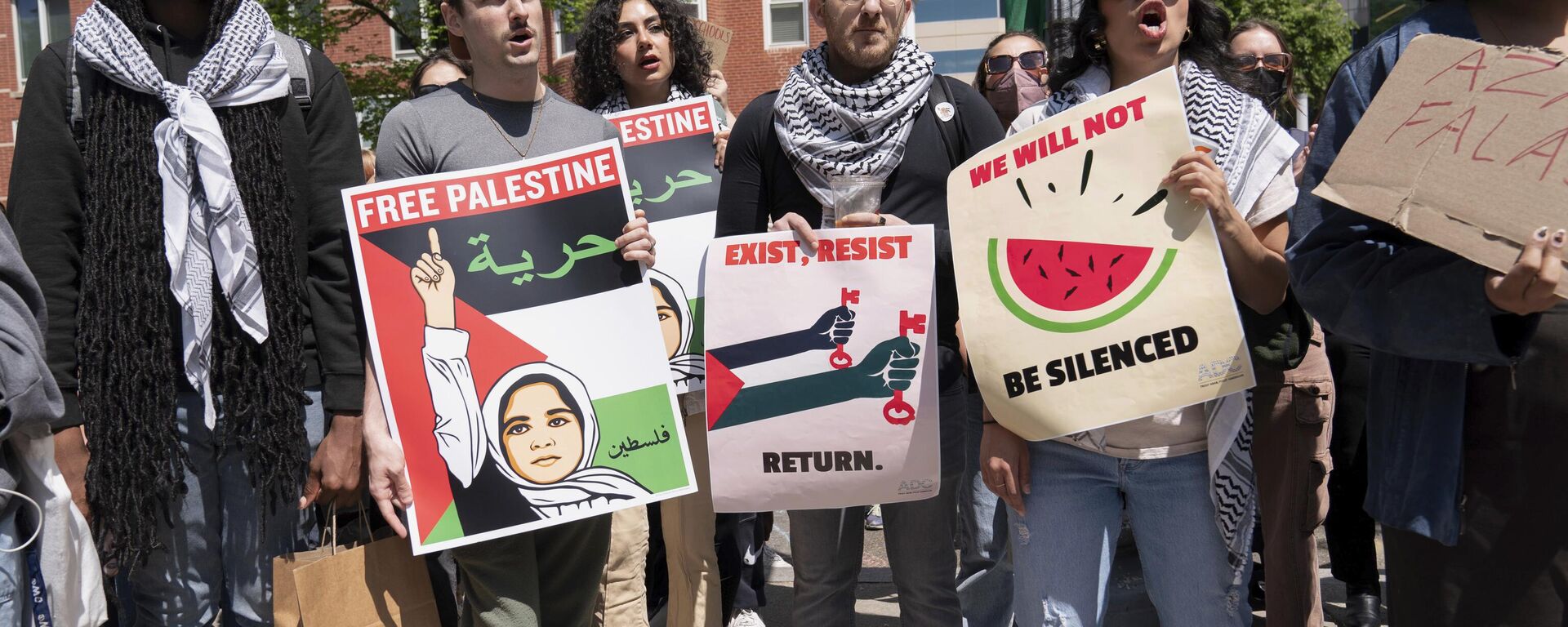 Estudantes da Universidade George Washington protestam nas ruas após a polícia fechar a praça estudantil durante um protesto pró-palestino sobre a guerra entre Israel e Hamas, 26 de abril de 2024 - Sputnik Brasil, 1920, 26.08.2024