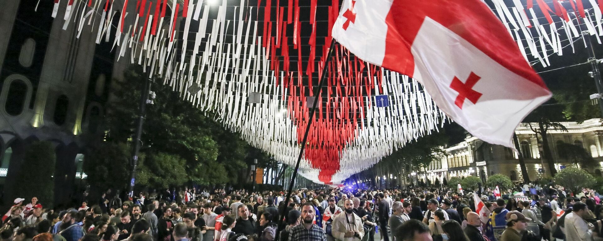 Manifestantes com bandeira nacional da Geórgia se reúnem no prédio do Parlamento durante protesto da oposição contra o projeto de lei sobre influência estrangeira em Tbilisi, Geórgia, 28 de maio de 2024 - Sputnik Brasil, 1920, 26.08.2024