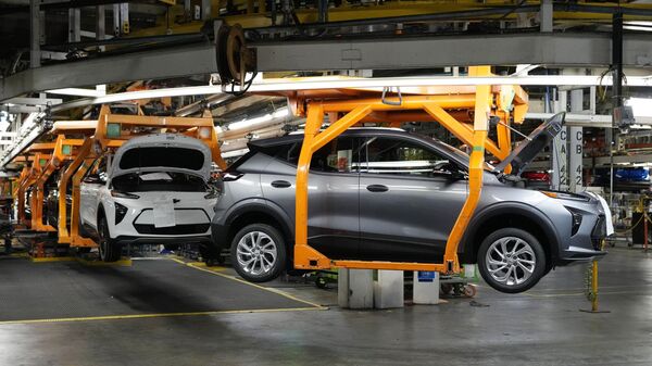Carros se movem ao longo da linha de montagem dos Chevrolet Bolt EV e EUV 2023 na General Motors Orion Assembly, em Lake Orion, Michigan. EUA, 15 de junho de 2023 - Sputnik Brasil